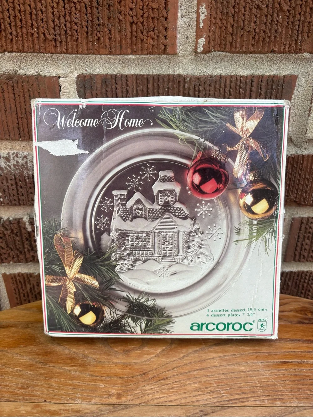 Arcoroc Welcome Home Christmas Dessert Plates Set of 4 Made in France 7.5 in